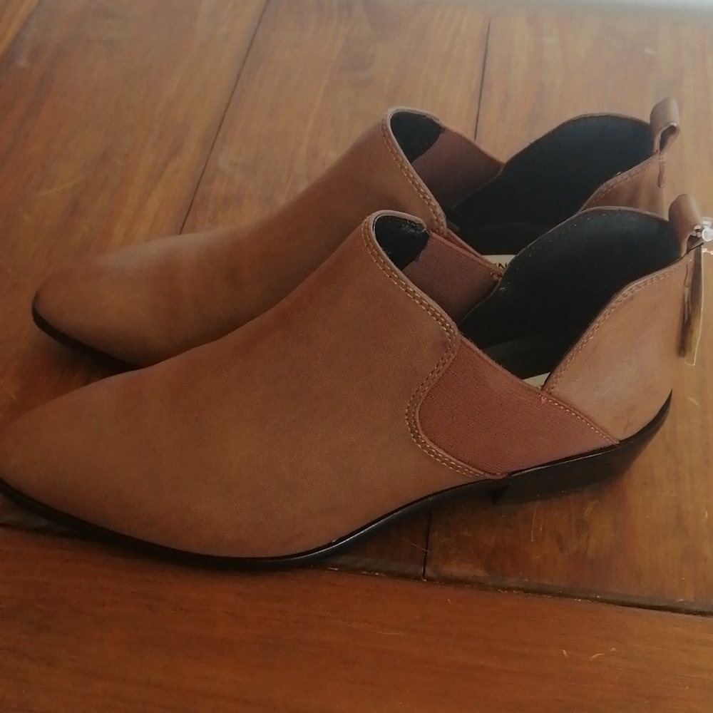 NEW Matt & Natt Kendra chilli,  booties, elastic sides pull on, sz 8